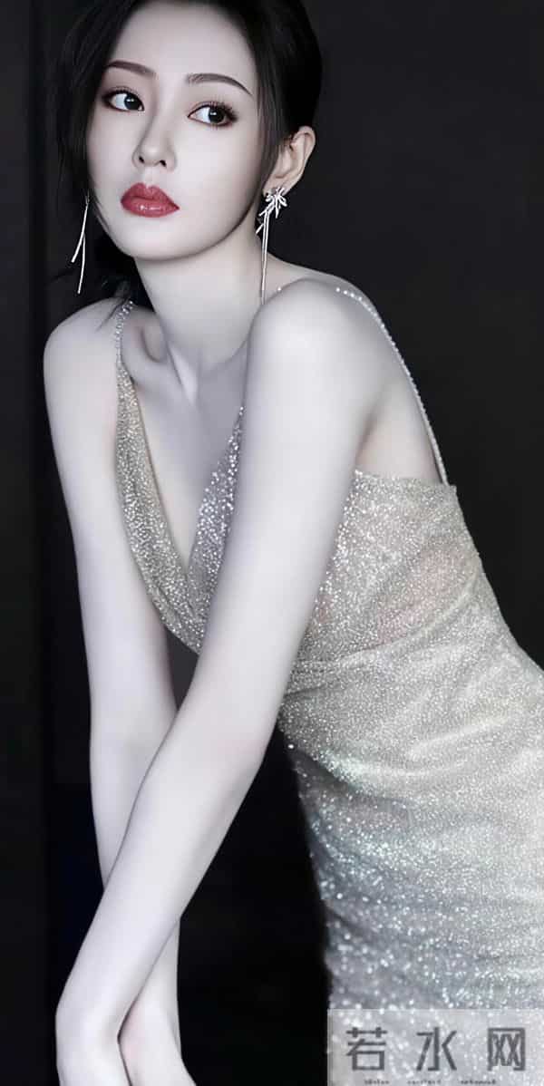 张天爱紧身衣路透鲨疯了！线条紧致如雕刻