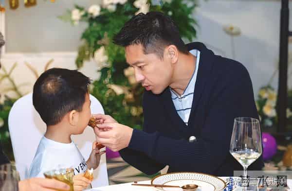王雷李小萌为小儿子办生日派对,一家四口装扮精致,两儿子都像爸