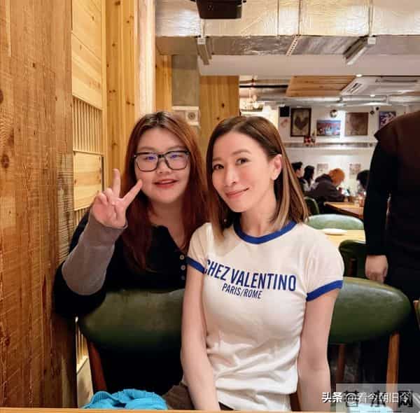 佘诗曼现身上海一家餐厅吃饭，她穿着简单的短袖T恤，状态好年轻