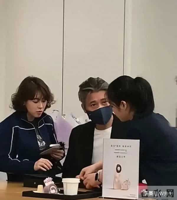 李乃文现身三亚!花1.5万买的新手机被助理摔了 他秒黑脸心疼坏了