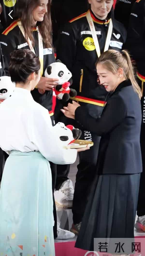 刘诗雯现身成都混团赛颁奖，黑西装搭百褶裙气质优雅美得好耀眼