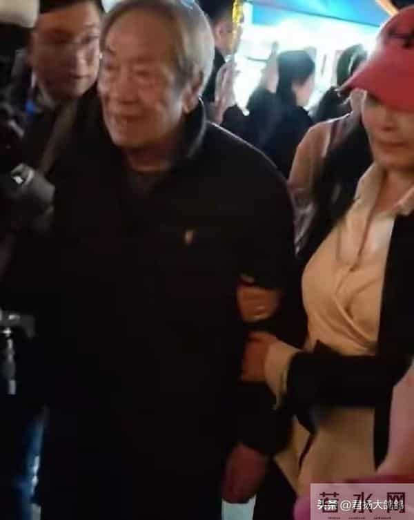 她不顾家人反对，执意嫁给大37岁的王奎荣，如今42岁过得怎样了