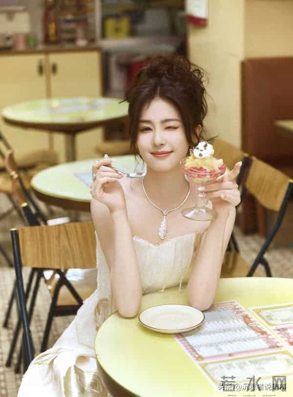 白鹿冰淇淋造型太可爱，白裙造型美出新高度