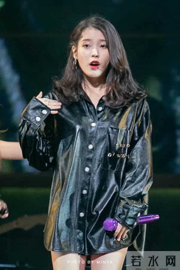 iu黑色皮衣很漂亮