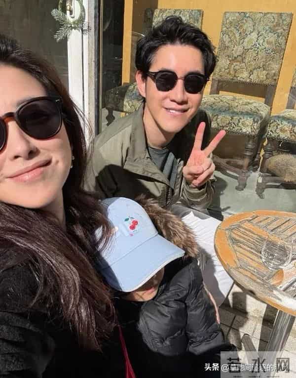 41岁朱珠带闺女在北京溜达,她身材老苗条了,纯素颜皮肤贼好。