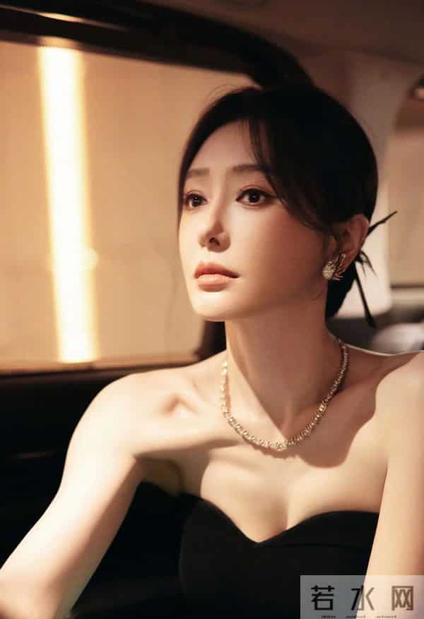 秦岚性感抹胸礼服,姿势太妖娆了