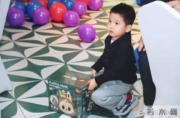 王雷李小萌为小儿子办生日派对,一家四口装扮精致,两儿子都像爸