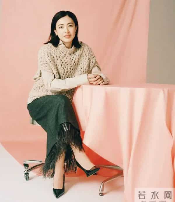 74岁刘銮雄坐轮椅现身，站立需搀扶洁癖严重，甘比一脸疲惫气色差