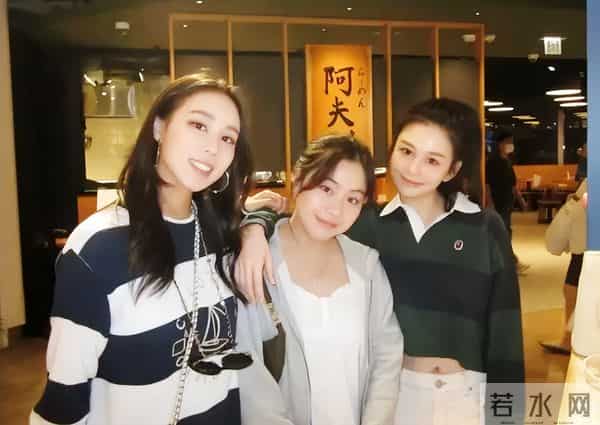 74岁刘銮雄坐轮椅现身，站立需搀扶洁癖严重，甘比一脸疲惫气色差