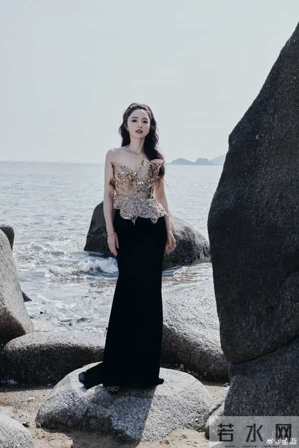 董璇 佟丽娅两人的好身材真是旗鼓相当 小酒窝和多位明星合照好幸福