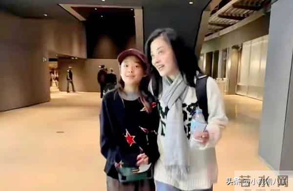 梅婷带儿女德国看球赛，12岁快快和妈妈撞脸，相处模式堪比闺蜜