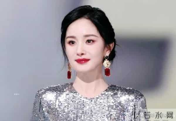 红毯秒变菜市场!穿秋裤摔跤,瘦成竹杆儿,还有人成“背锅侠”