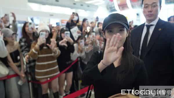 直击/IU机场淡妆超仙现身!360度转圈给粉丝拍 暖心对眼打招呼