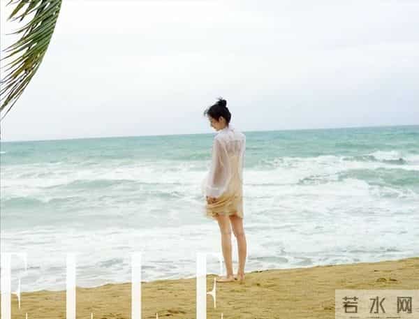 杨幂海滩“大展身手”，白裙湿发美成画！