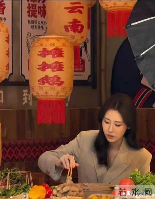 张碧晨在昆明吃火锅被偶遇,美得不可方物,嘟嘴的模样又萌又可爱