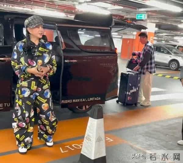 75岁刘晓庆在澳门被偶遇,她打扮时尚,面带笑容,看着像50多岁人