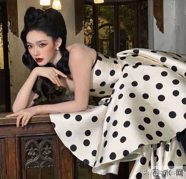 红毯秒变菜市场!穿秋裤摔跤,瘦成竹杆儿,还有人成“背锅侠”