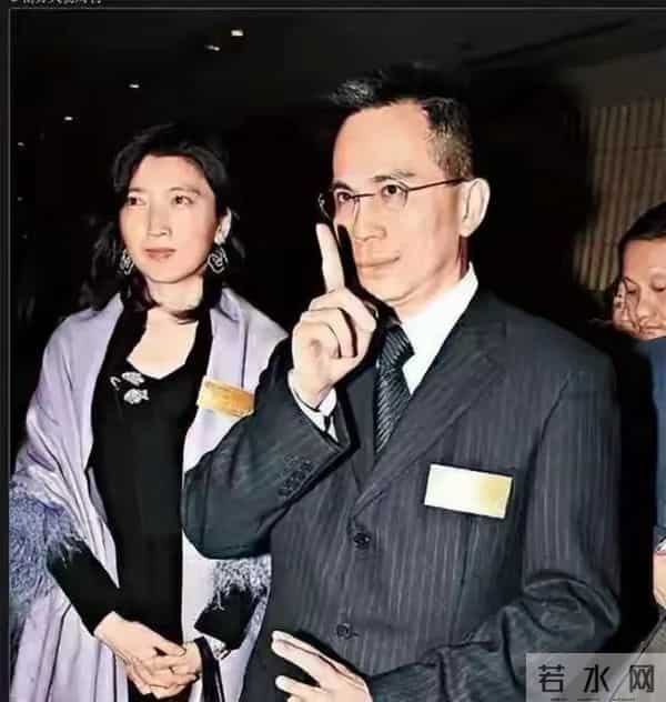 61岁李泽钜最新露面！头发花白比弟弟苍老太多，老婆和子女状态好