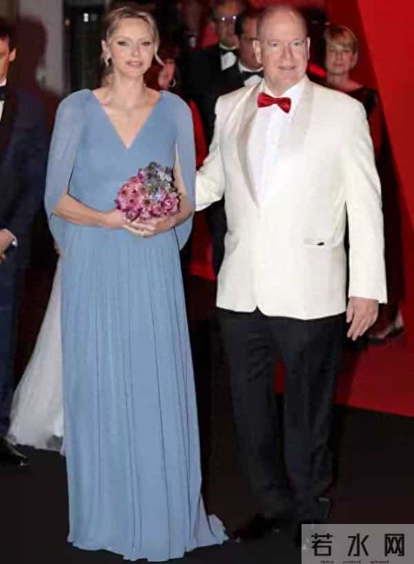 摩纳哥王妃长发造型惊艳，与国王反差同框，力压凯特登时尚榜首