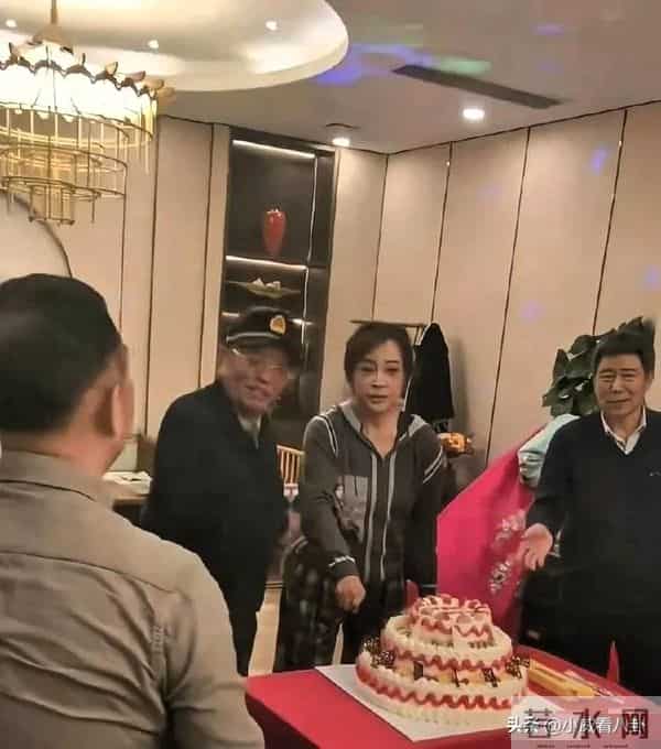 刘晓庆过75岁的生日画面曝光 打扮好朴素，脸色憔悴