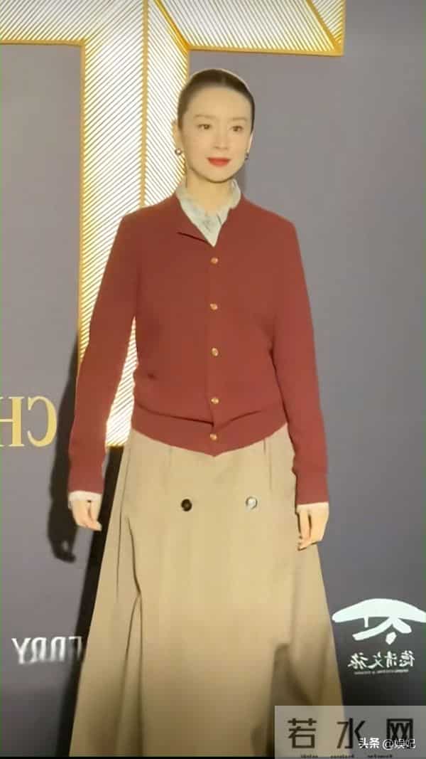 45岁董洁活动穿搭：针织开衫+半身裙，干练又知性，状态真好啊