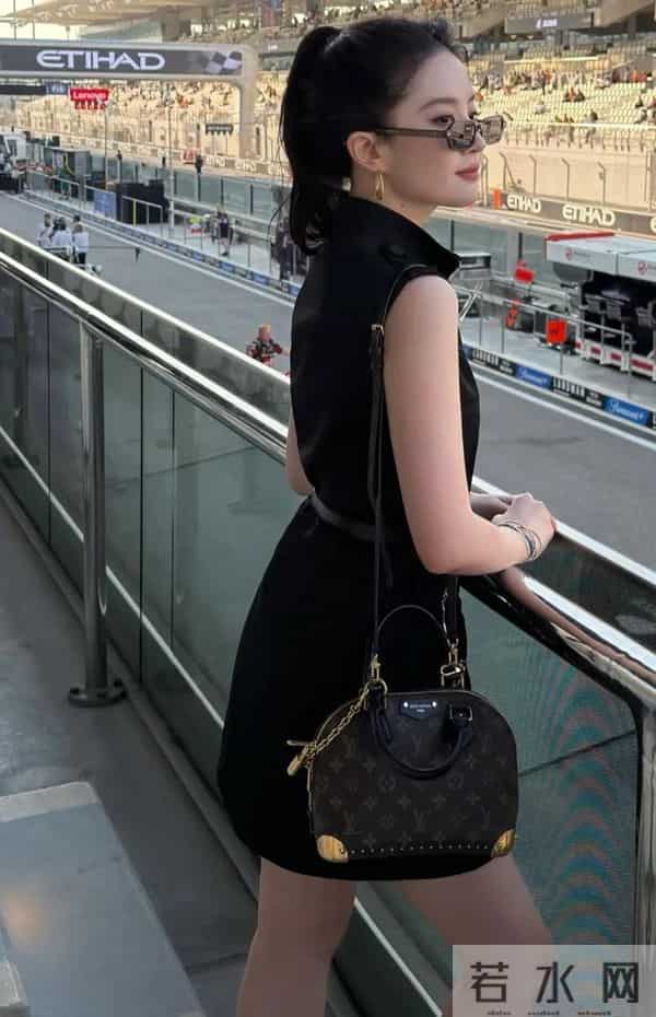 刘亦菲现身F1决赛,高马尾穿工装裙的她犹如美神降临!