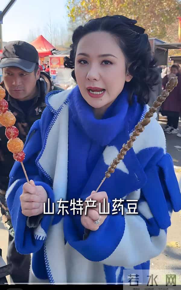 程莉莎赶山东大集，穿3万大衣买3元焦米棍解馋 像没见过世面城巴佬