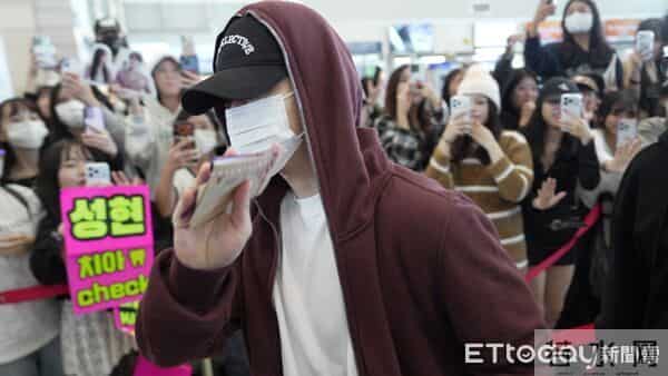 直击/IU机场淡妆超仙现身!360度转圈给粉丝拍 暖心对眼打招呼