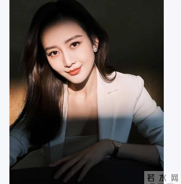 王鸥跟女儿散步，母亲一起同行，祖孙三代好温馨！