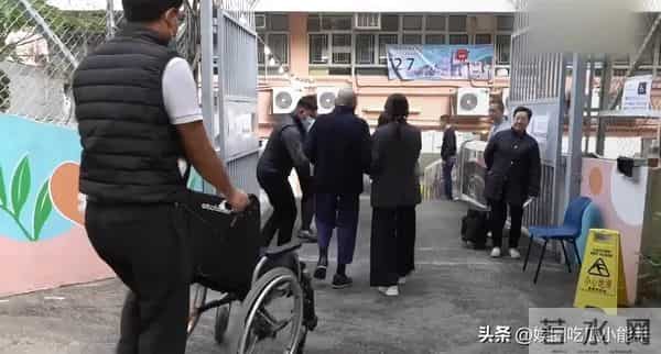 刘銮雄甘比出席活动，看起来像父女，甘比强颜欢笑似乎嫌弃刘銮雄