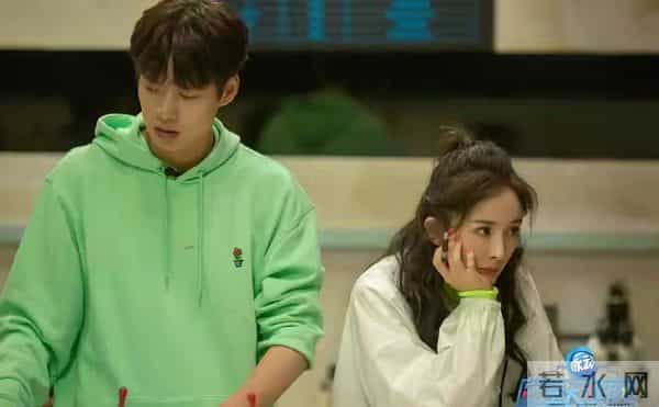 杨幂三次活动碰到魏大勋,每次都偷瞄男方,她为何会显得意难平?