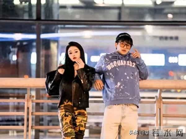 冉莹颖晒出和儿子合影，轩轩都长这么大了，完全就是个帅气的小伙