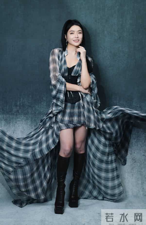 庄心妍脚踩黑色长筒靴写真，又酷又美