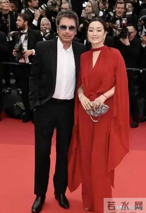 恩爱了6年,76岁的法国老公衰老萎缩,59岁的巩俐正绚烂如花