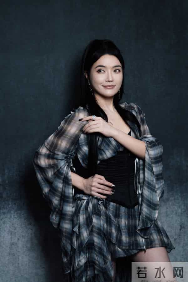 庄心妍脚踩黑色长筒靴写真，又酷又美