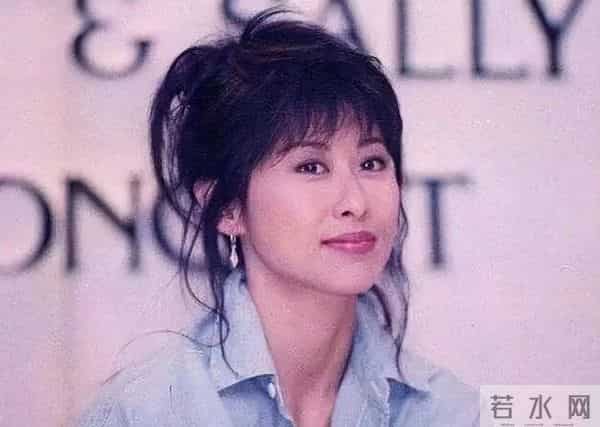 踹掉费翔，和林子祥结婚却分房睡的叶倩文，如今已走上了另一条路