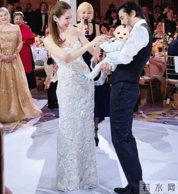 邱泽许玮甯日本度假被偶遇，二人穿着引热议，网友：全靠颜值撑着