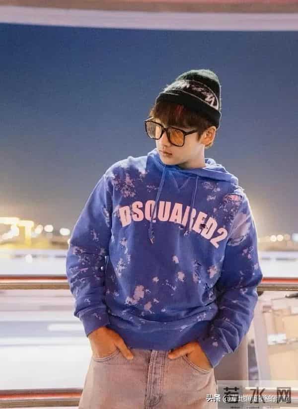 冉莹颖晒出和儿子合影，轩轩都长这么大了，完全就是个帅气的小伙