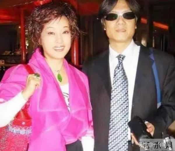 75岁"风流妖精"刘晓庆，意外摔倒后走不动路，担心的事还是发生了