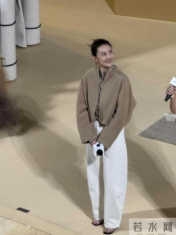 被高圆圆的穿搭惊艳了，衣穿简约，配色大气，46岁尽显优雅气质