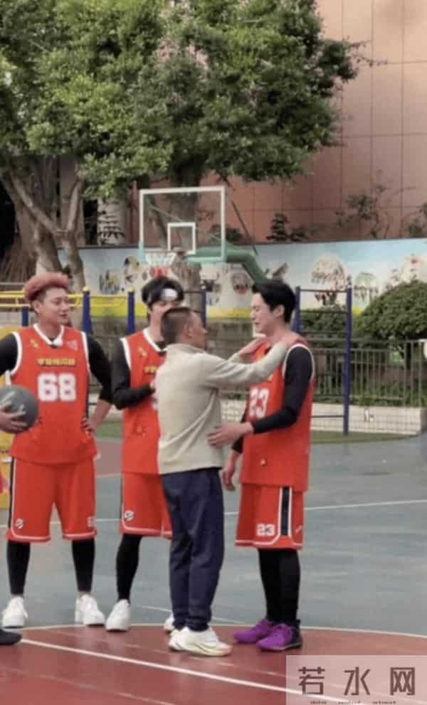 王鹤棣偶遇小学老师当场哭了 老师捧着他的脸为他擦泪