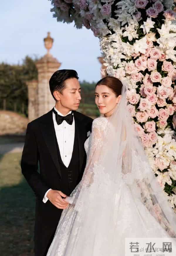 吴千语老公坐经济舱遭网友质疑，施伯雄礼貌淡定回应，价值观获赞