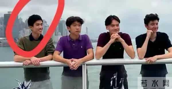 61岁李泽钜最新露面！头发花白比弟弟苍老太多，老婆和子女状态好