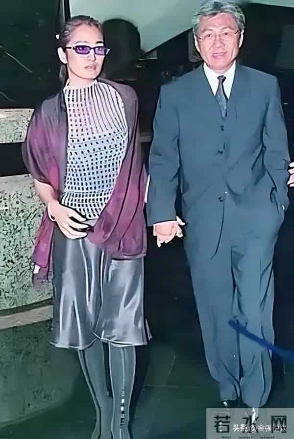 恩爱了6年,76岁的法国老公衰老萎缩,59岁的巩俐正绚烂如花