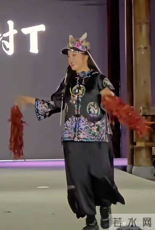 何赛飞刘晓庆逛苗服店,随便一件就是上百万,宁静也蒙圈了