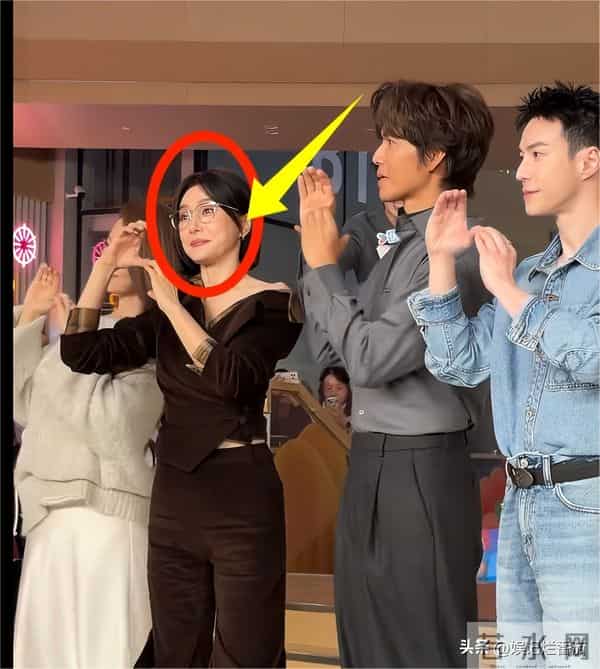 秦岚剧宣直接上手,又撅屁股又比心,钟汉良尴尬的表情挂不住