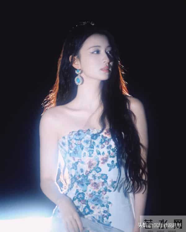 王楚然海边碎花裙写真,温柔气质藏不住了