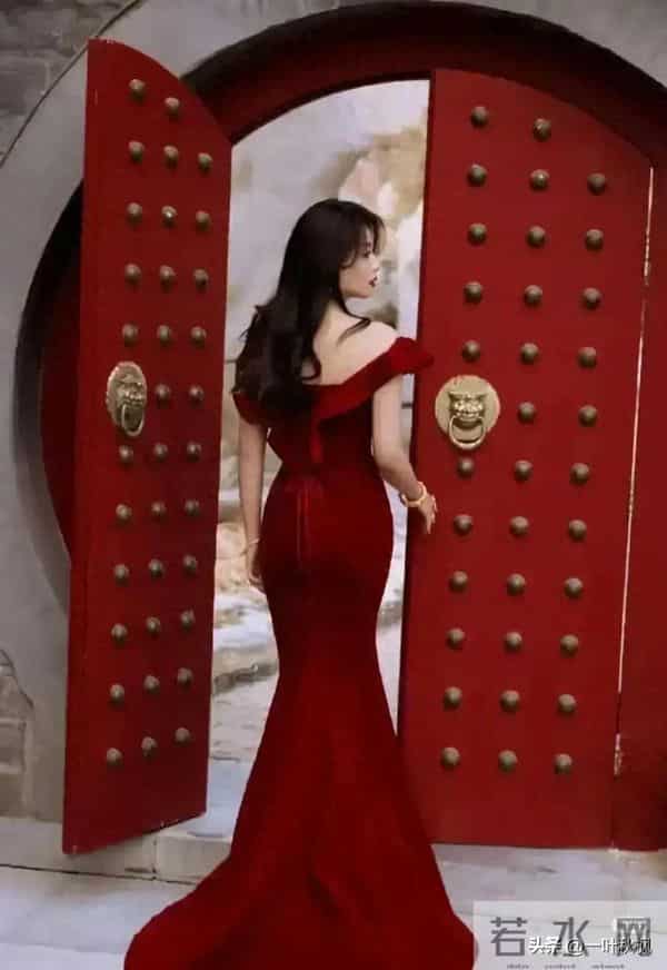 哇塞!刘涛这肥臀,算是圈内第一了吧,麻花辫配包臀裙太显年轻了