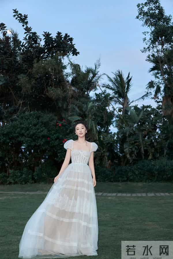 吴倩一组海边写真大片 穿白色蕾丝透视裙好清纯