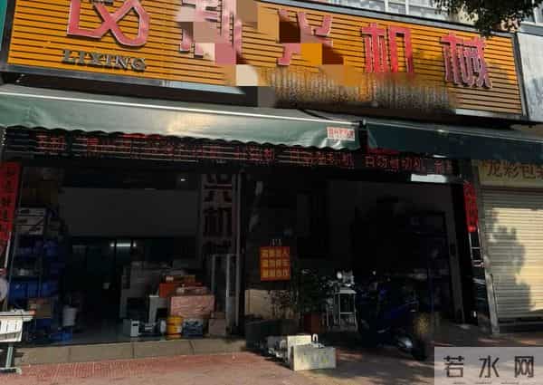 梁志辉喊话网友支持他爸妈 他的店里貌似就2个人 梁志辉说不会带货